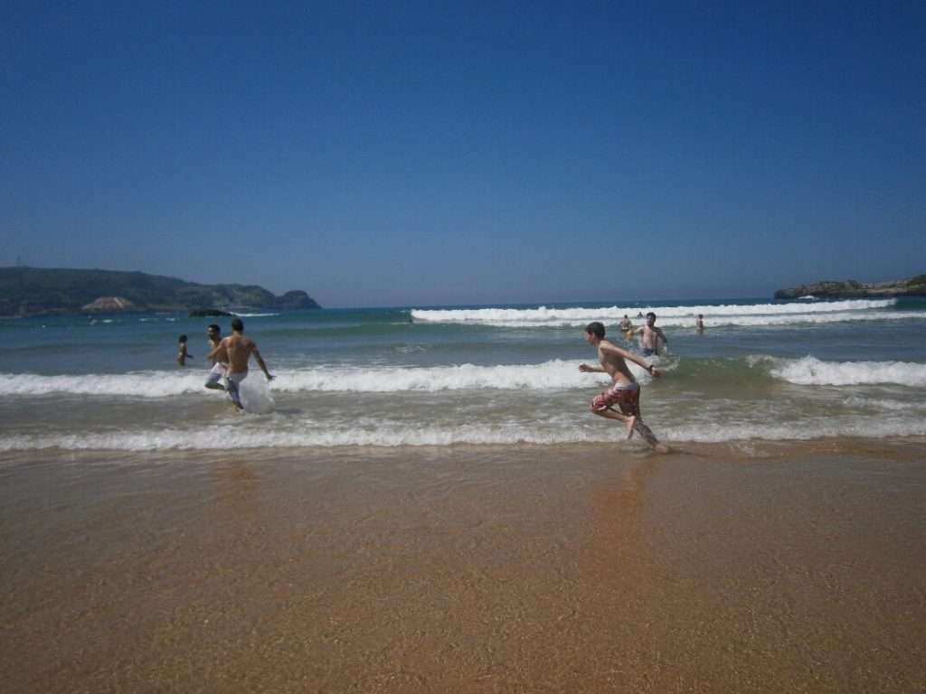 Ander Aldekoa corriendo en la playa