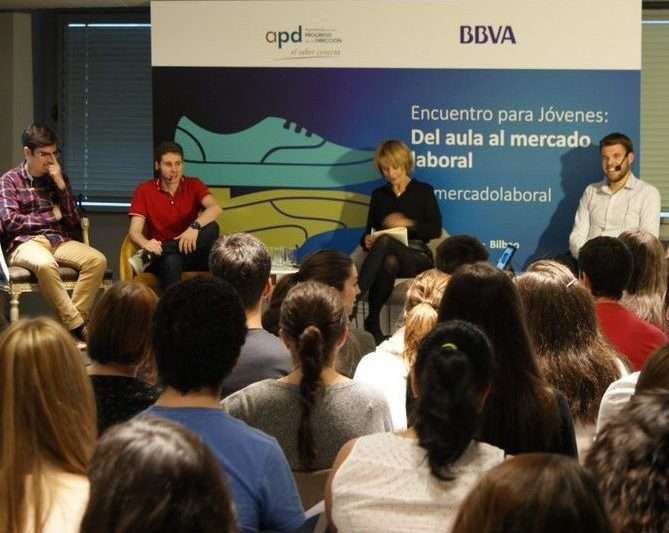 Ander Aldekoa junto a otros 3 jóvenes emprendedores, dando una charla-ponencia sobre emprendimiento