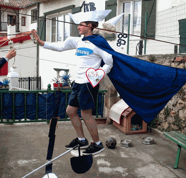Ander Aldekoa con una capa azul y elementos que representan virtudes de un ordenador de Samsung