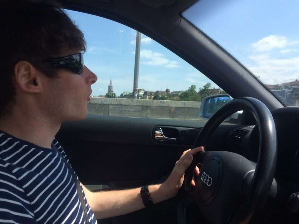 Ander Aldekoa, CEO, desarrollador web y actor, conduciendo un coche