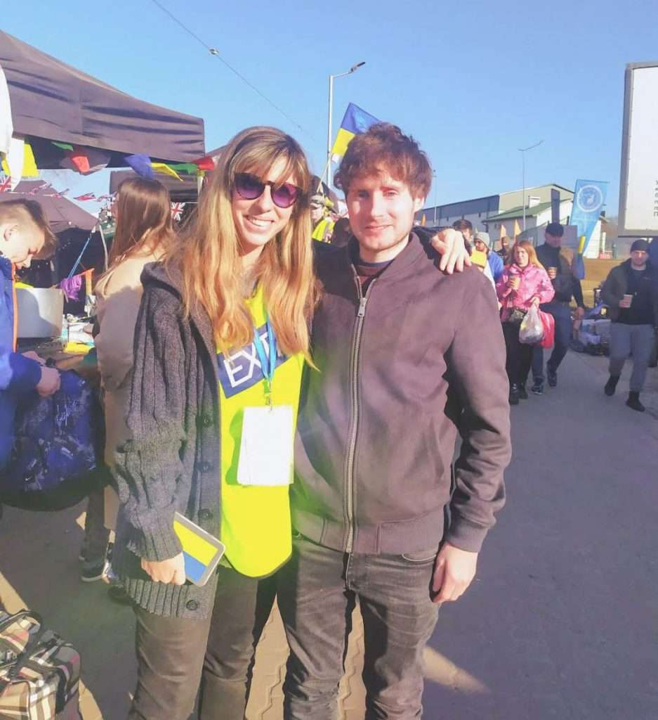 La voluntaria Lexori con Ander Aldekoa en el punto fronterizo de Medika, entre Polonia y Ucrania