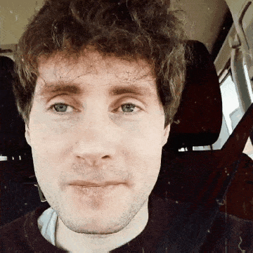 Imagen en movimiento de breves segundos en la que aparece Ander Aldekoa Imaz en un asiento de furgoneta en su misión humanitaria a Ucrania.